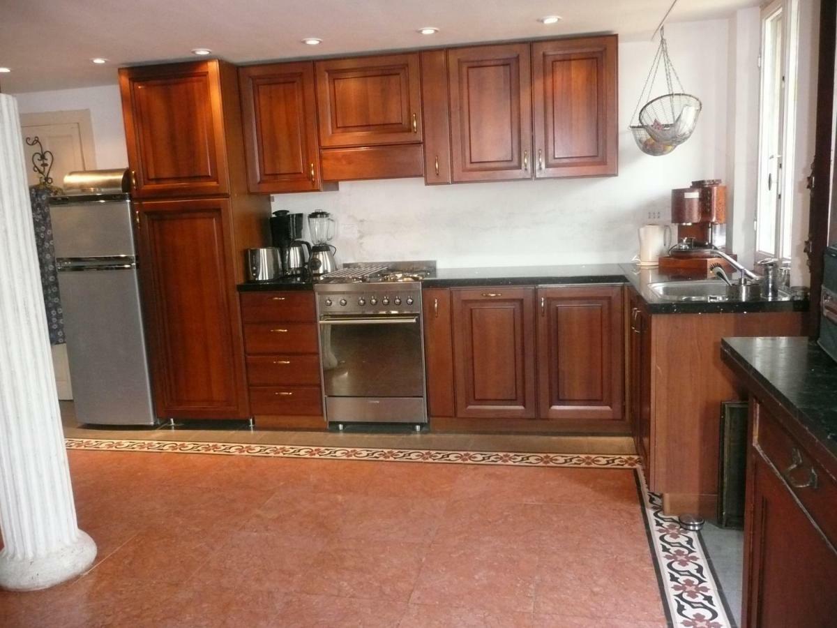 Budget Romance Tower Studio Lari Exterior foto